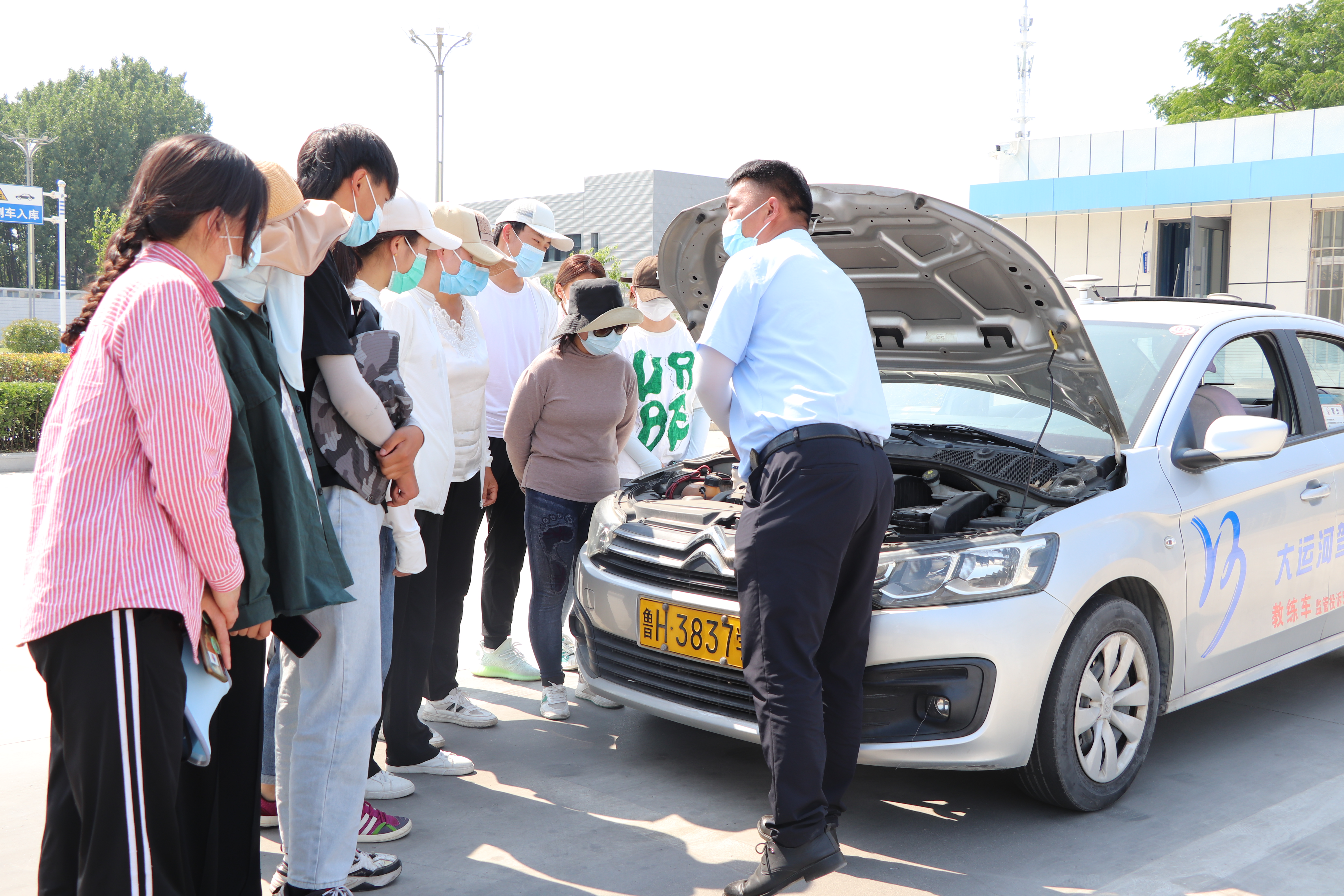 直擊高考首日，大運(yùn)河駕校綠絲帶助力高考，為夢想保駕護(hù)航！(圖7)