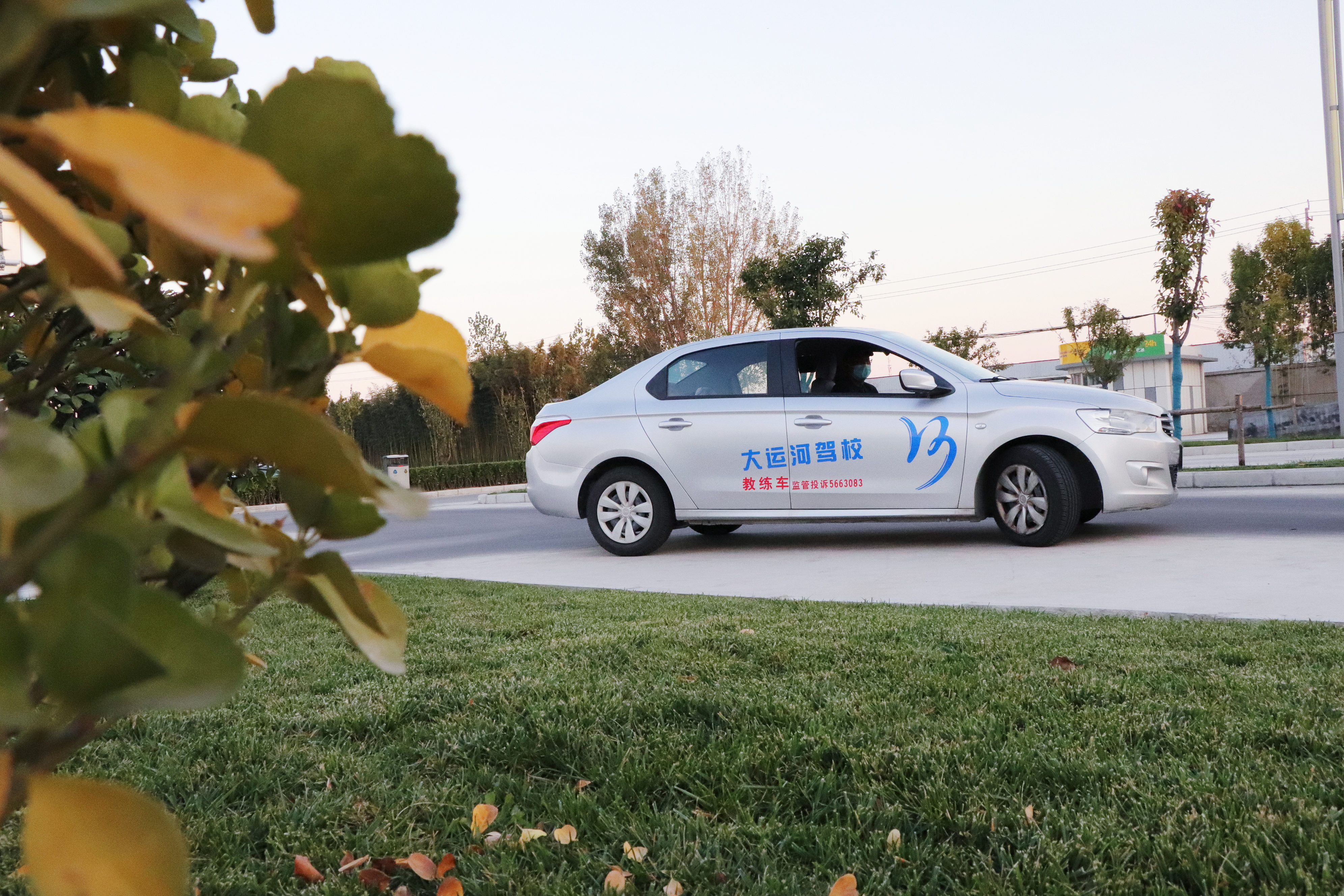 【濟(jì)寧大運(yùn)河駕校】秋季學(xué)車好時(shí)節(jié)，一起享受學(xué)車之旅~(圖1)