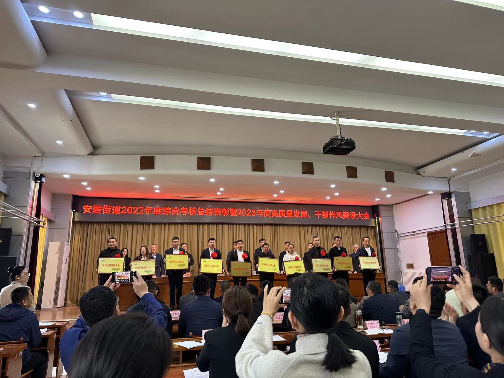 【濟(jì)寧大運(yùn)河駕?！繜崃易ＹR我校榮獲“發(fā)展經(jīng)濟(jì)功勛企業(yè)”表彰！(圖3)